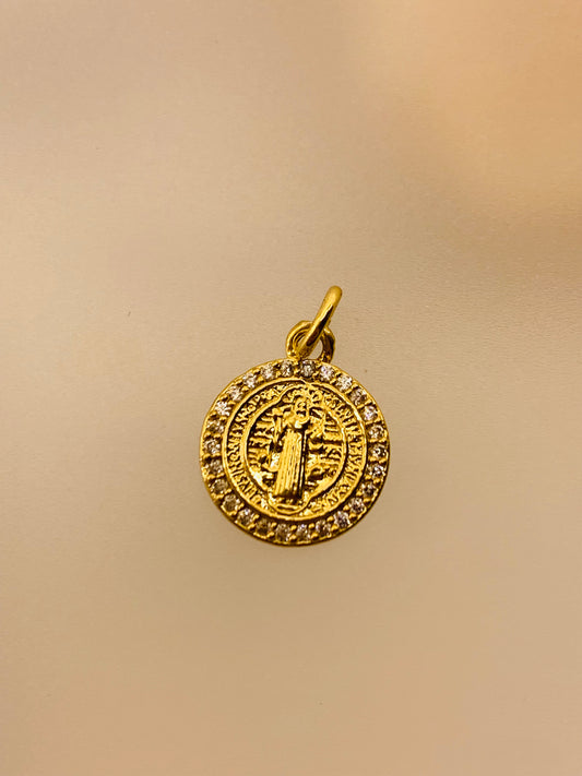 Charm San Benito 1 cm – Baño en Oro con Micro Circones