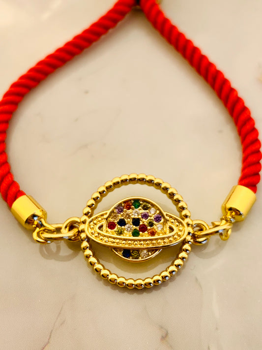 Pulsera Roja de Cordón con Terminales Baño Oro y Dije Conector de Saturno