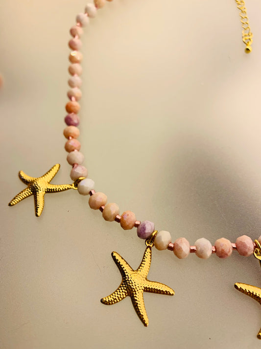 💖 Collar hecho a mano en tonos malva y rosa con estrellas bañadas en oro ✨🌟