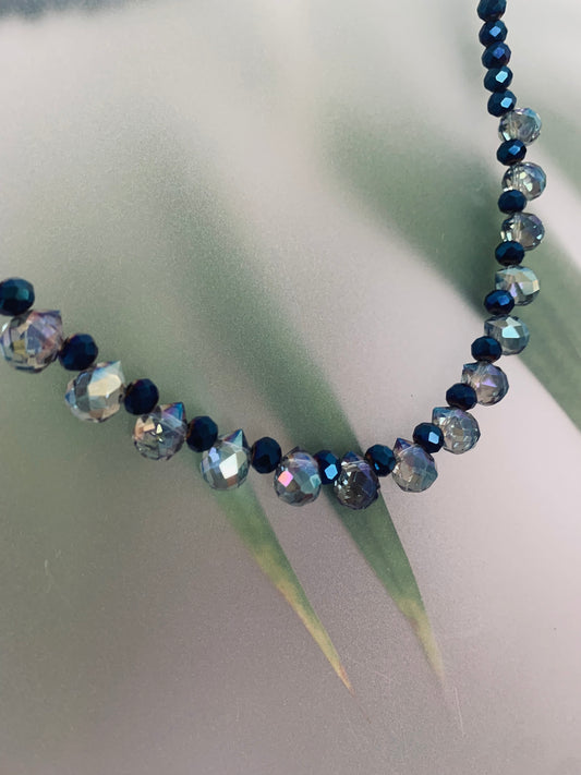 🔷 Collar en cristal azul electrolizado con gotas tornasol y broche plateado ✨