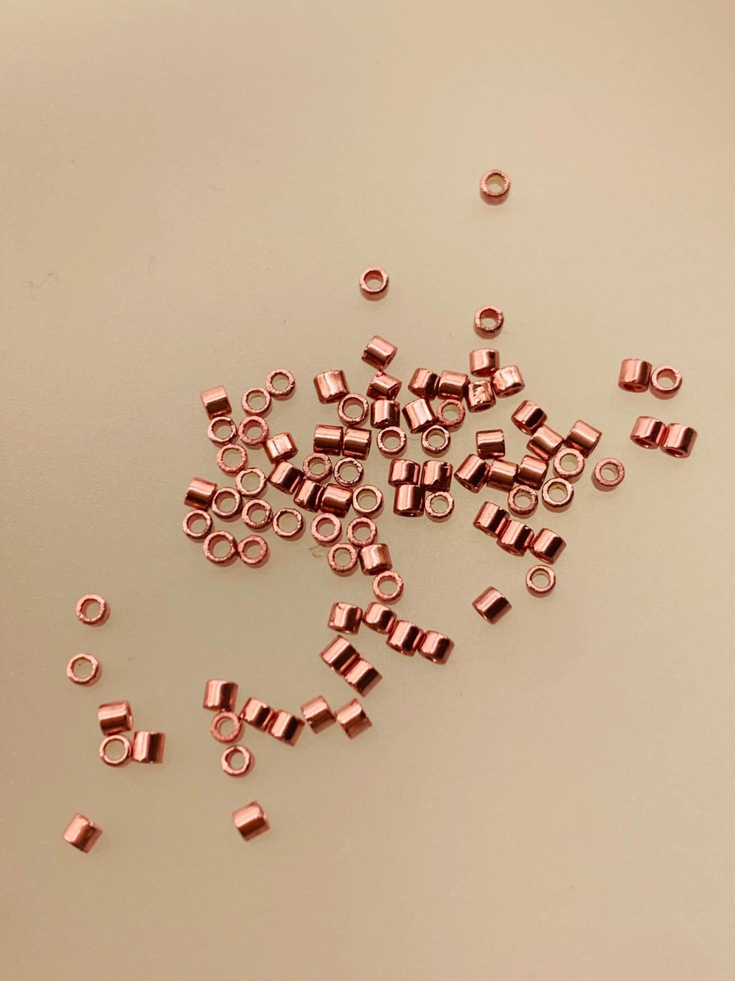 Mostacillas Miyuki Delica 11/0 – 3 g – Oro Rosa Brillante