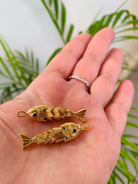 Colgante Charm de Pescado Dorado 18K con Circonita