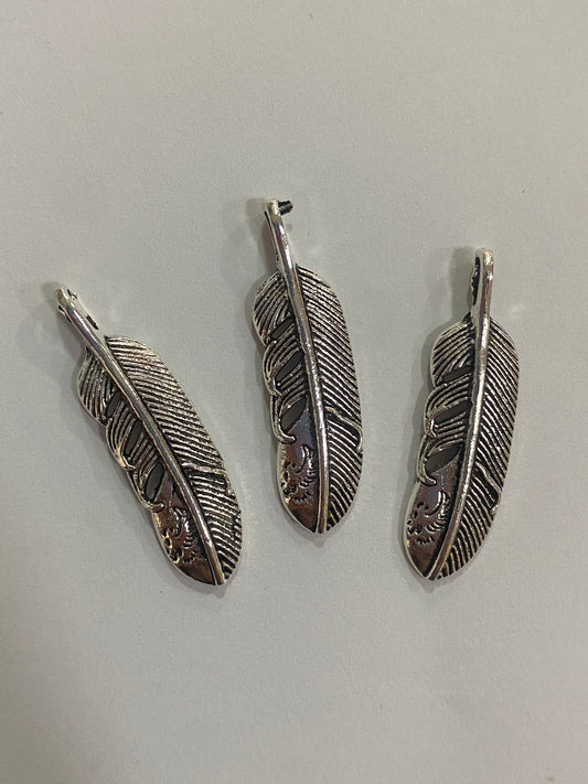 Dijes de pluma plateados 4 cm de largo