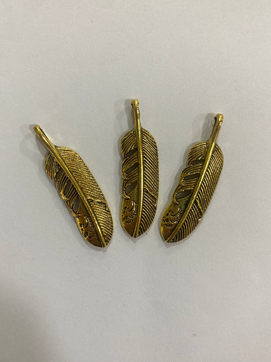 Dijes de pluma dorados 4 cm de largo