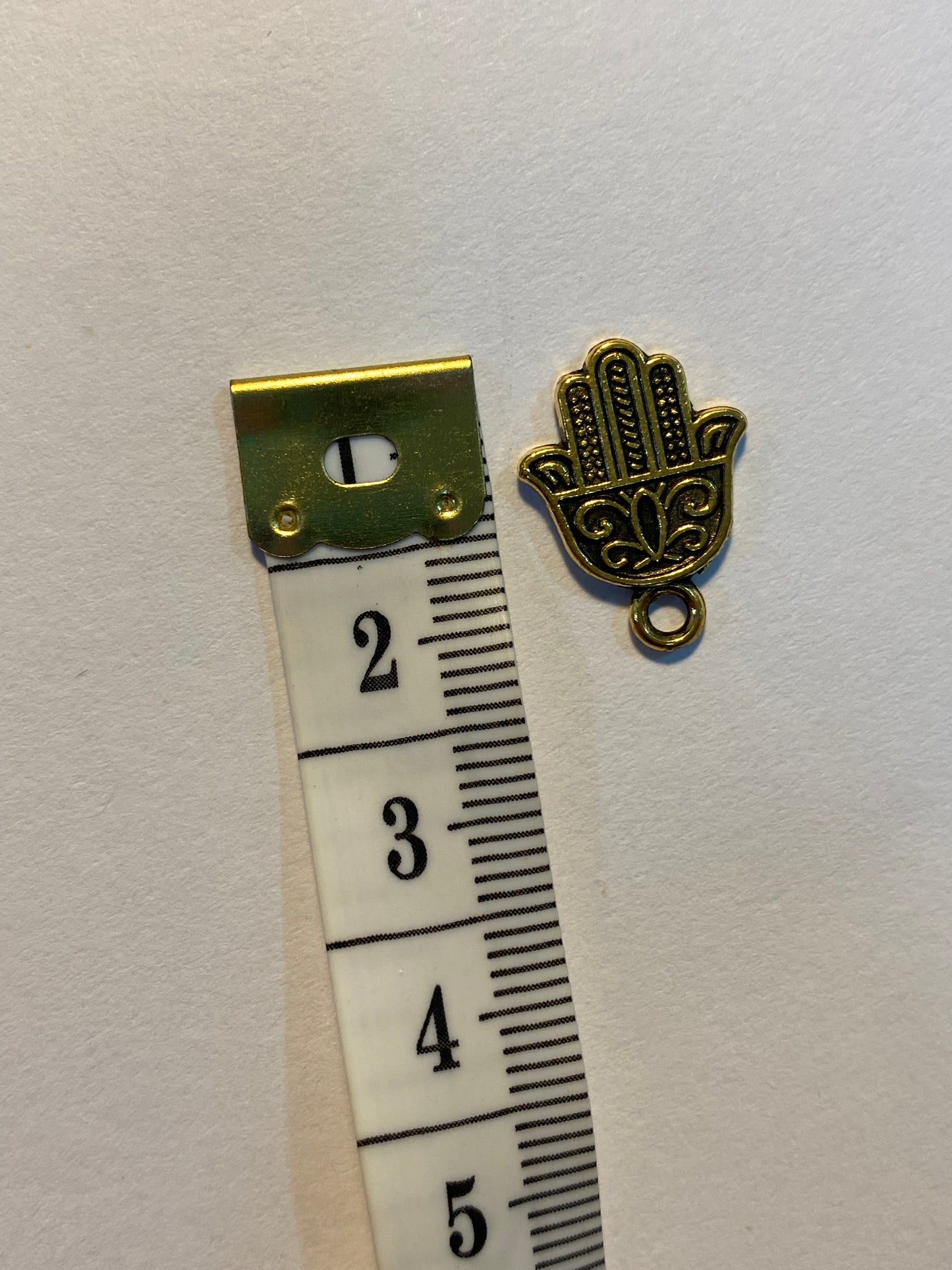 Mini dijes dorados de mano de Fátima de 1,5 cm de largo (7 unidades)