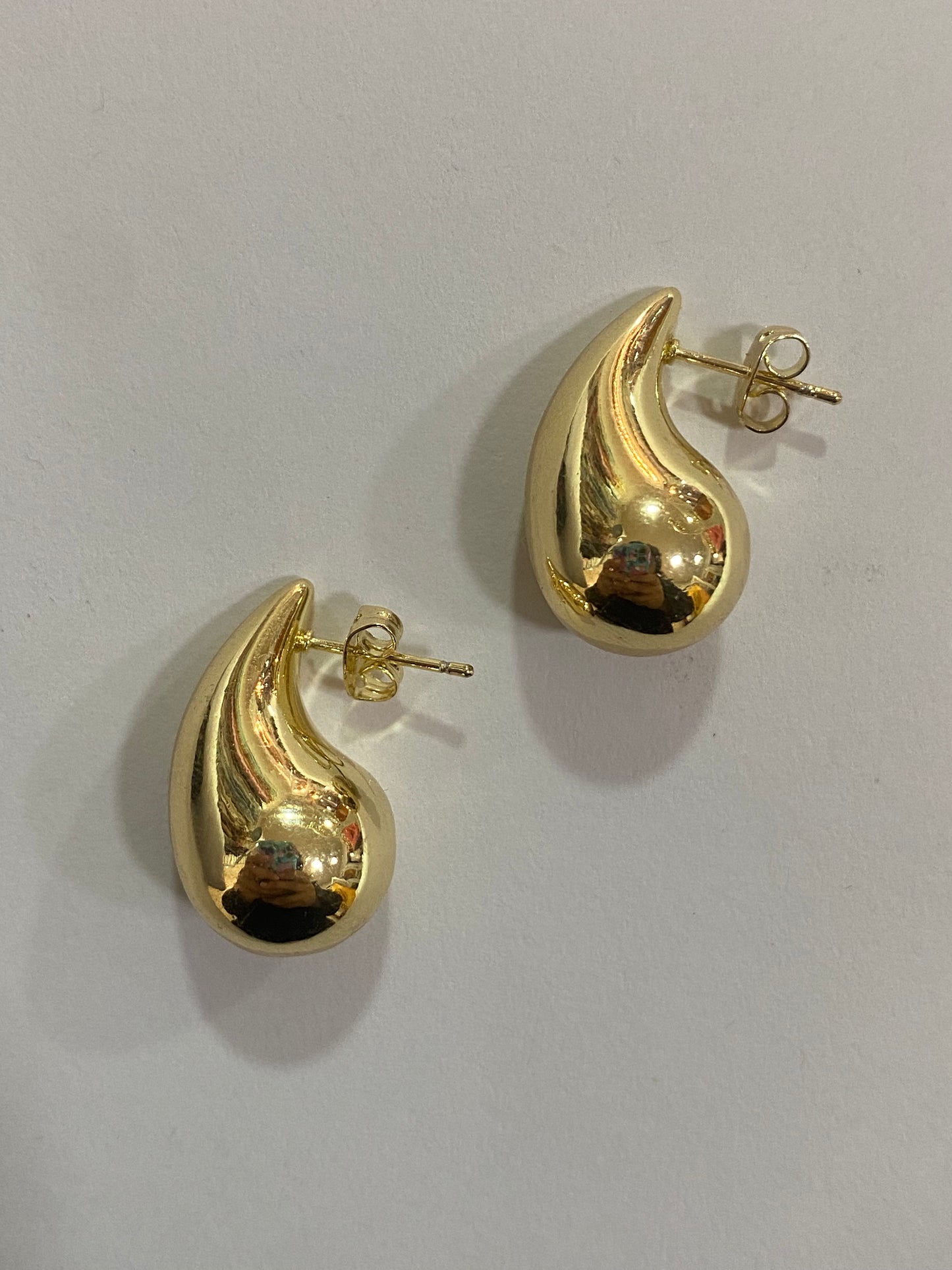 Aros de gotas doradas con baño en oro