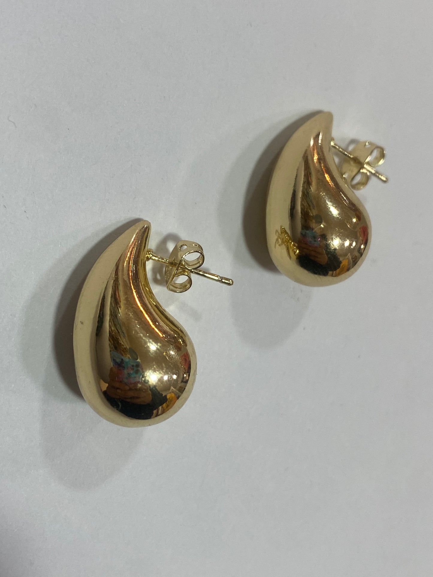 Aros de gotas doradas con baño en oro