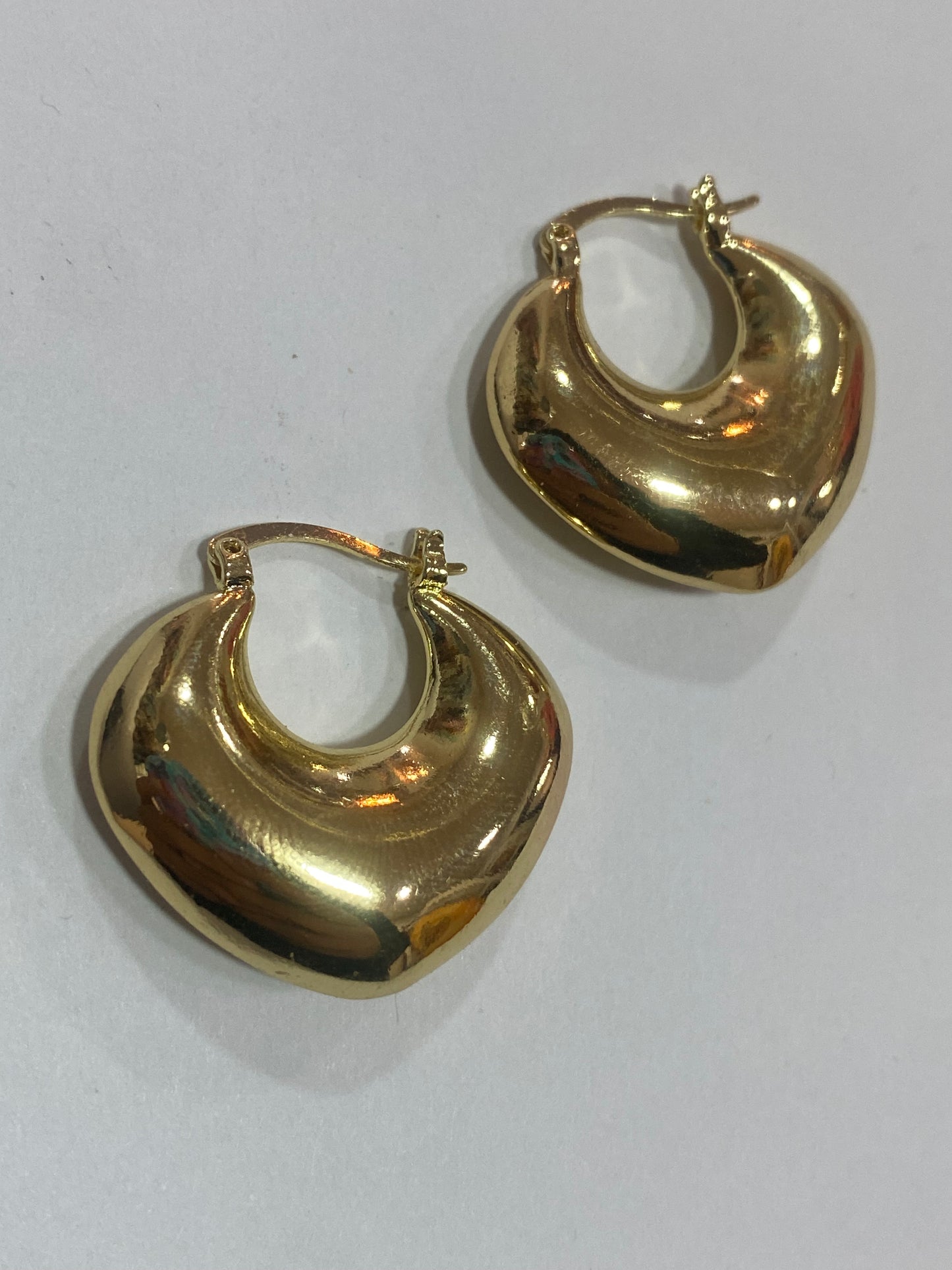 Argollas tipo bolsón doradas con baño en oro