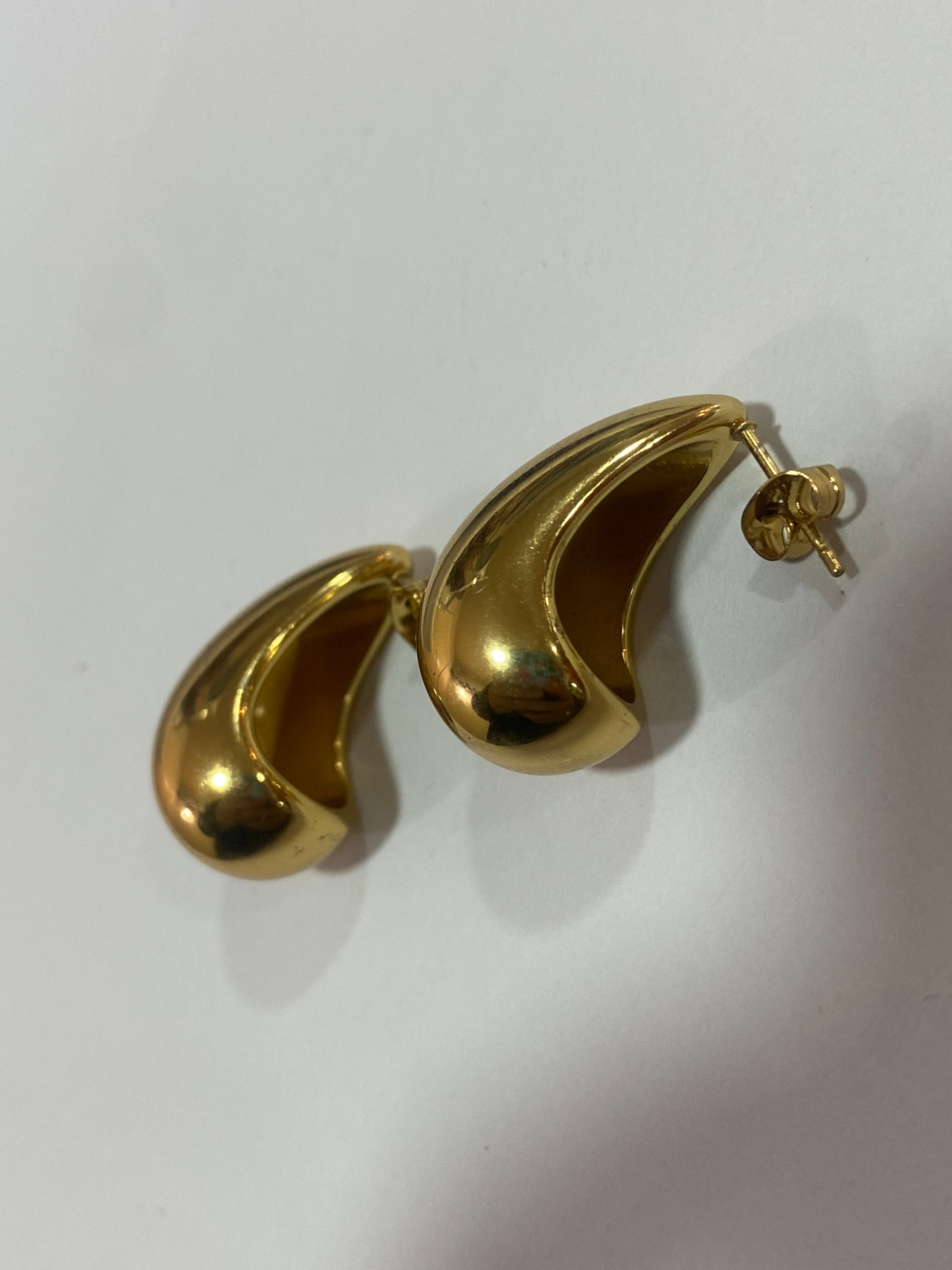 Aros de gotas doradas en acero