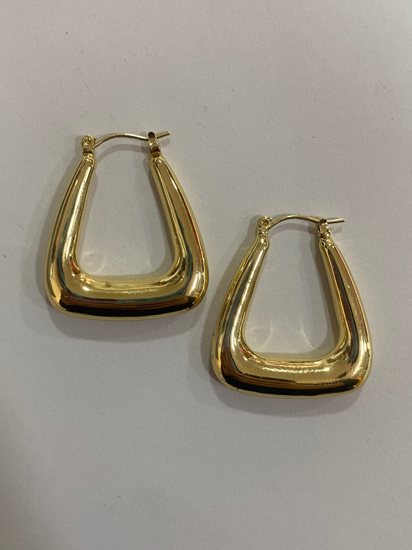 Aros geométricos dorados de acero