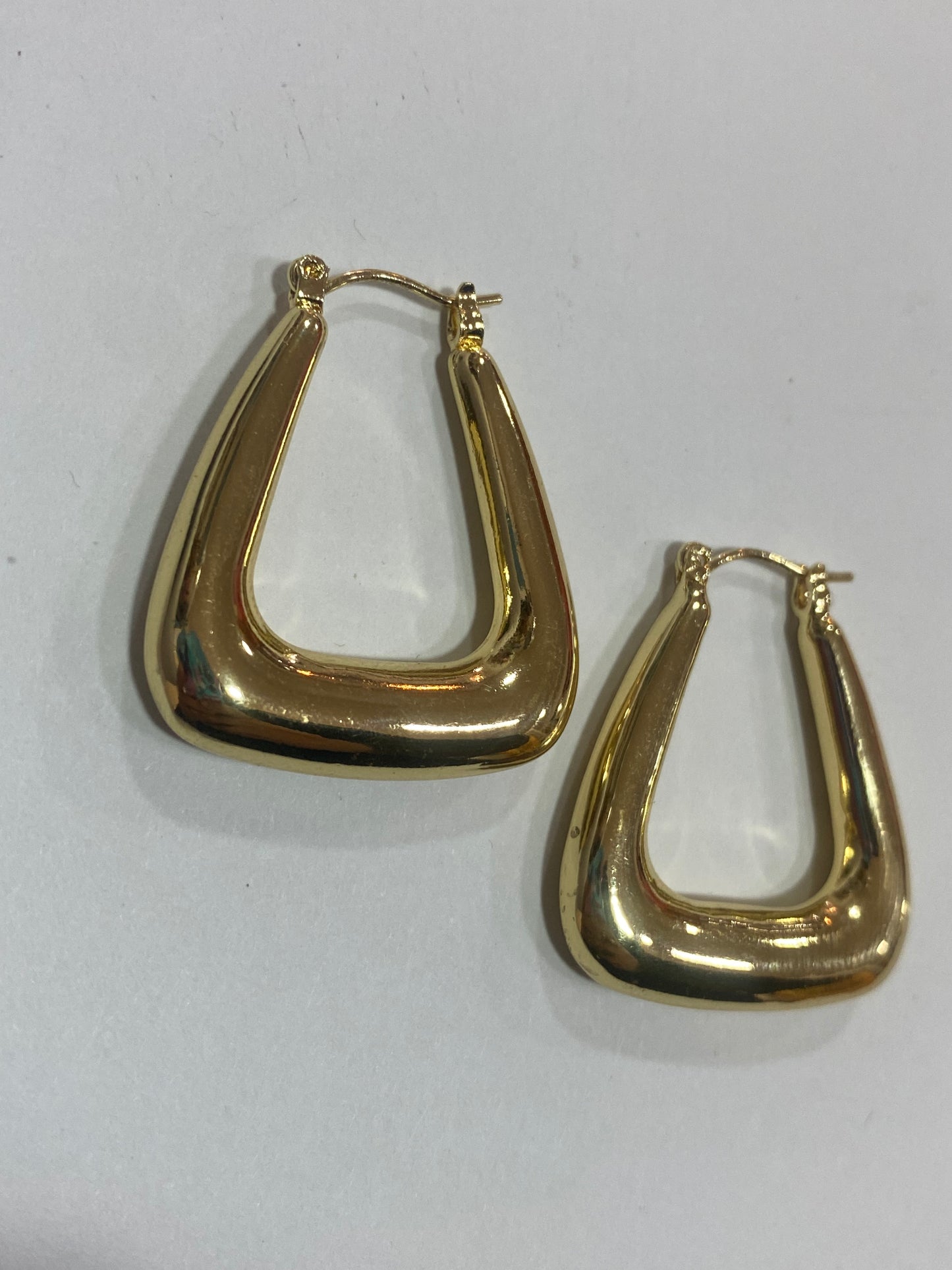 Aros geométricos dorados de acero