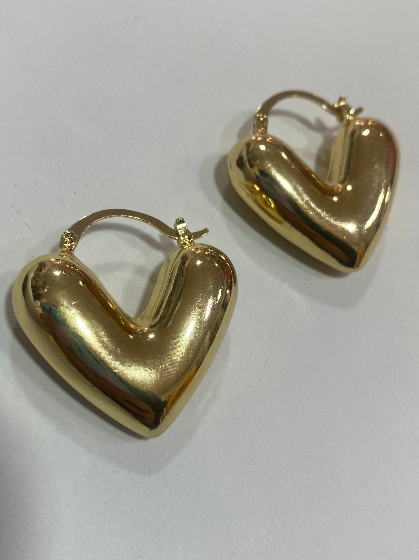 Aros en forma de corazón con baño en oro