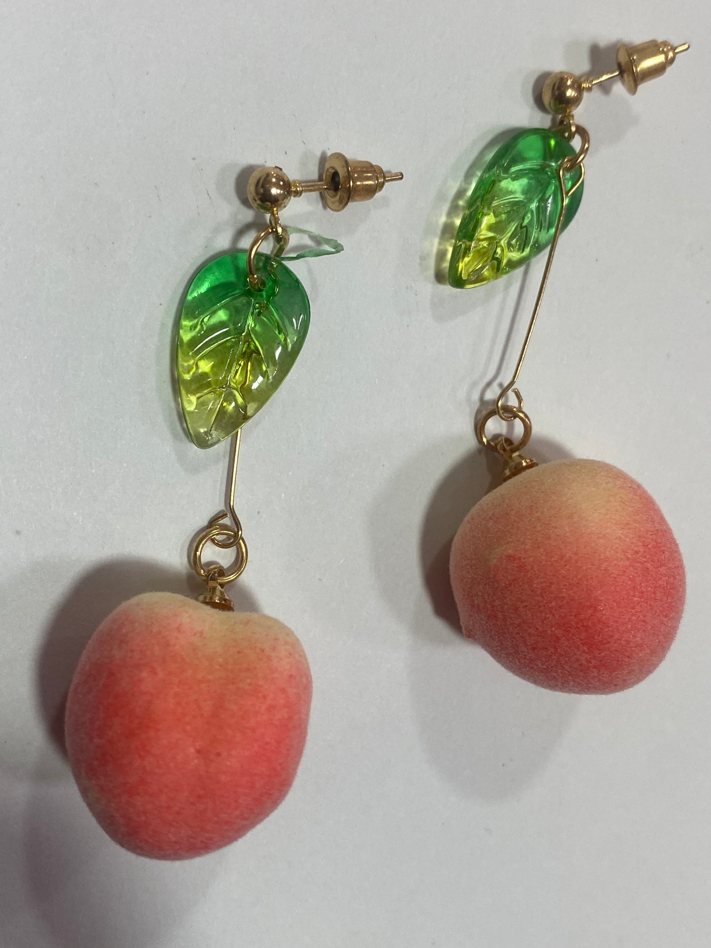 Aros de durazno aterciopelados en material fantasía