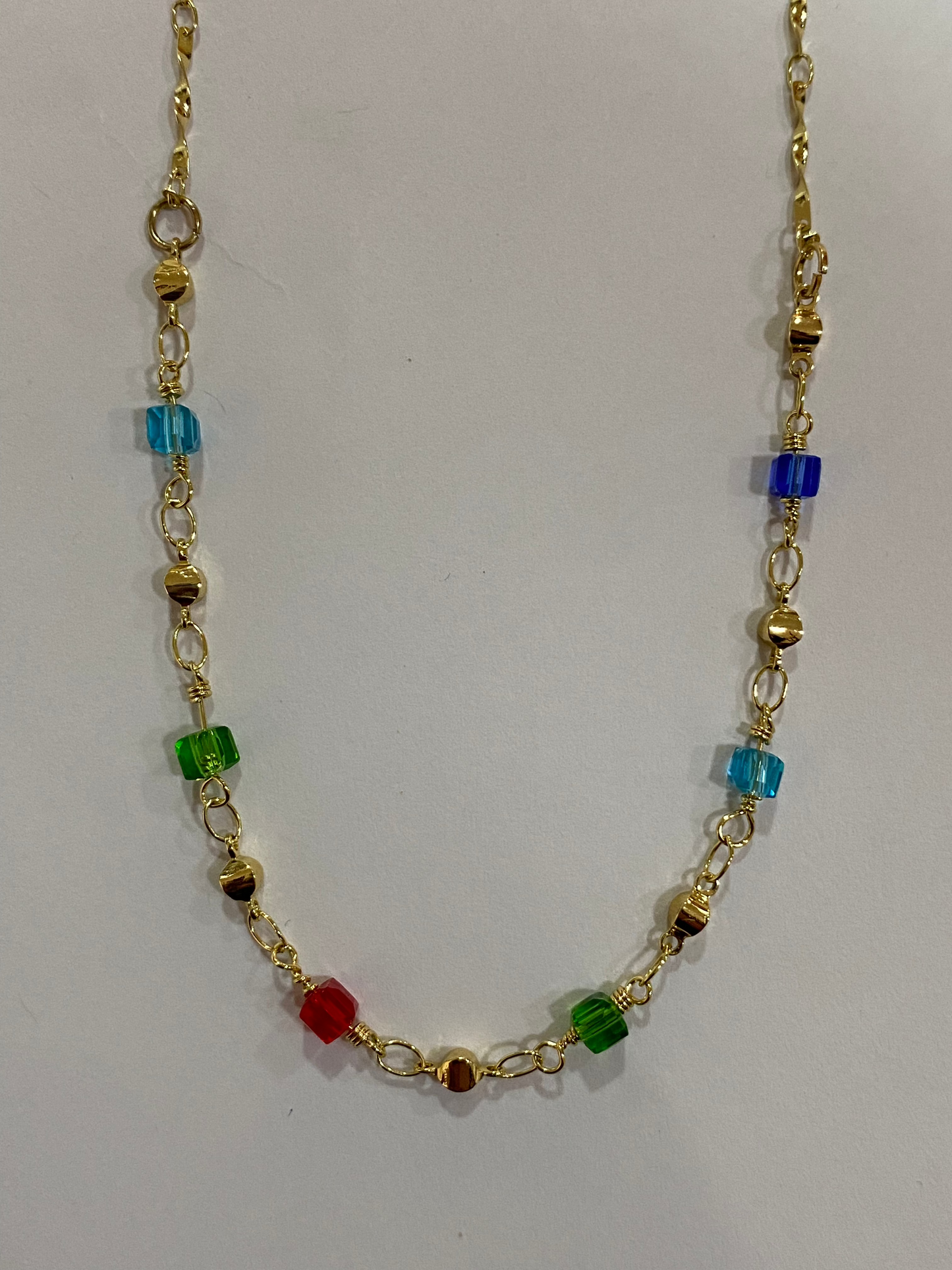 Collar con cristales de colores de cobre con baño en oro