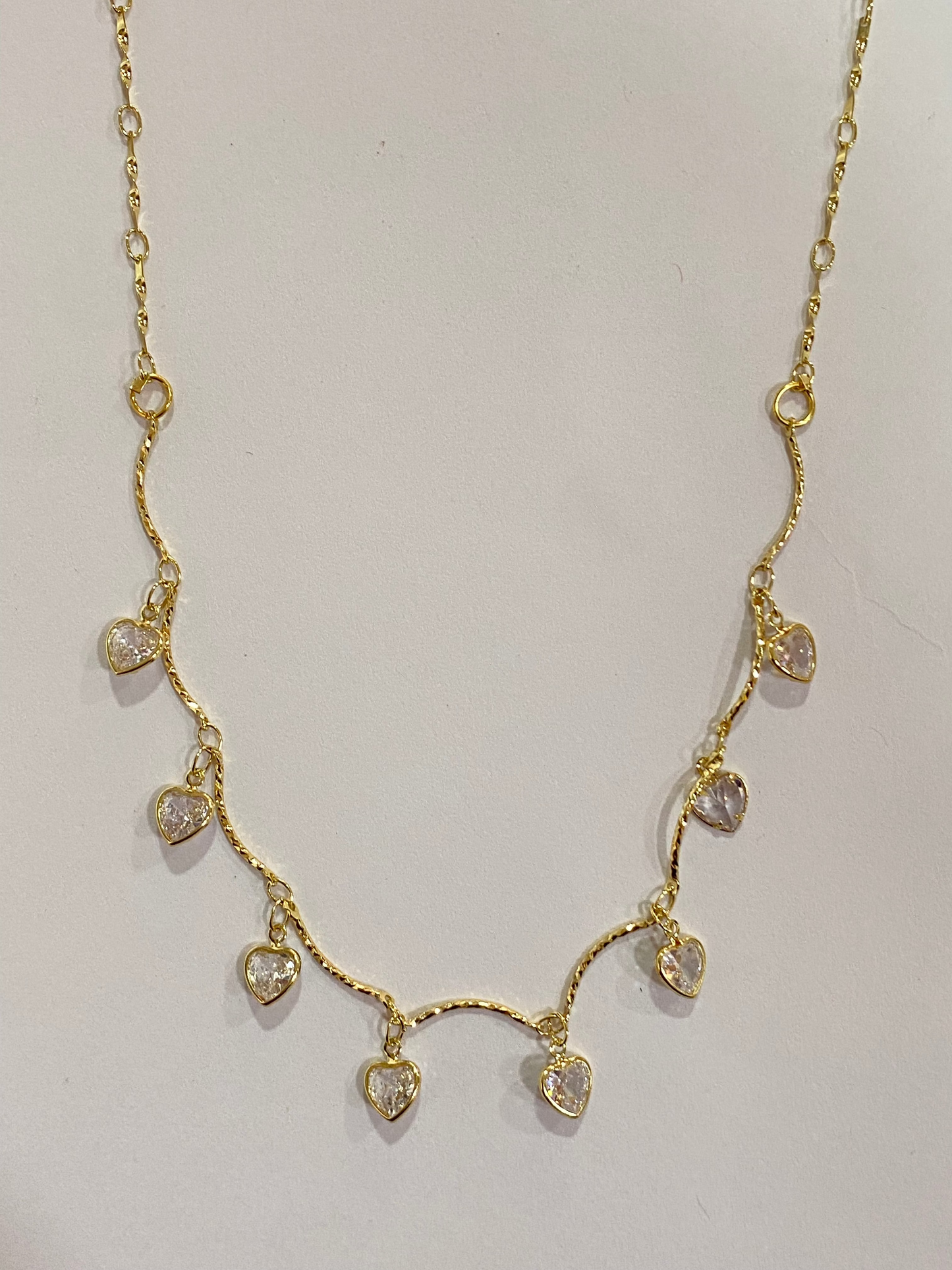 Collar de corazones con baño en oro