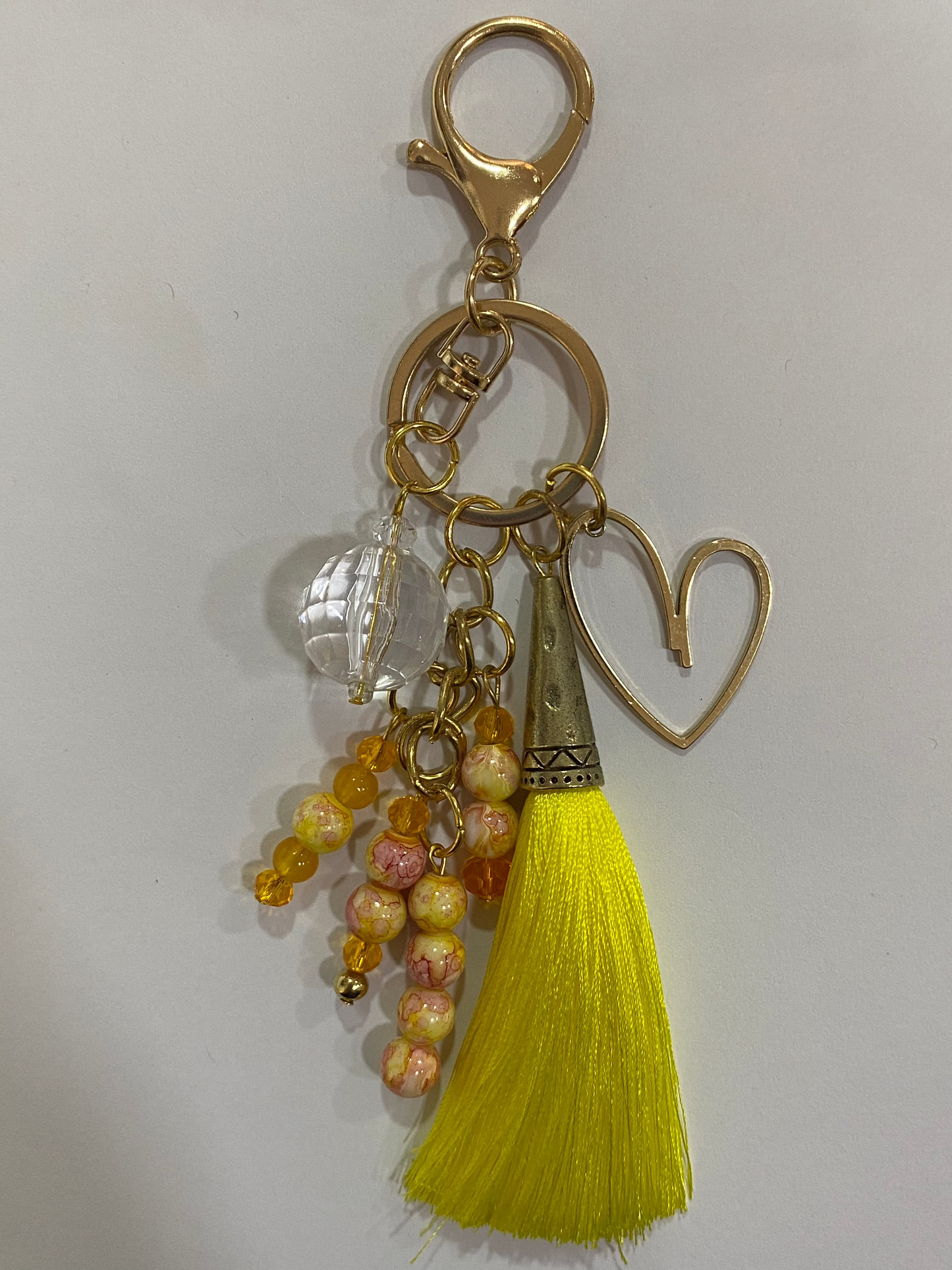 Llavero en tonos amarillos con corazón bañado en oro y cristal dorados