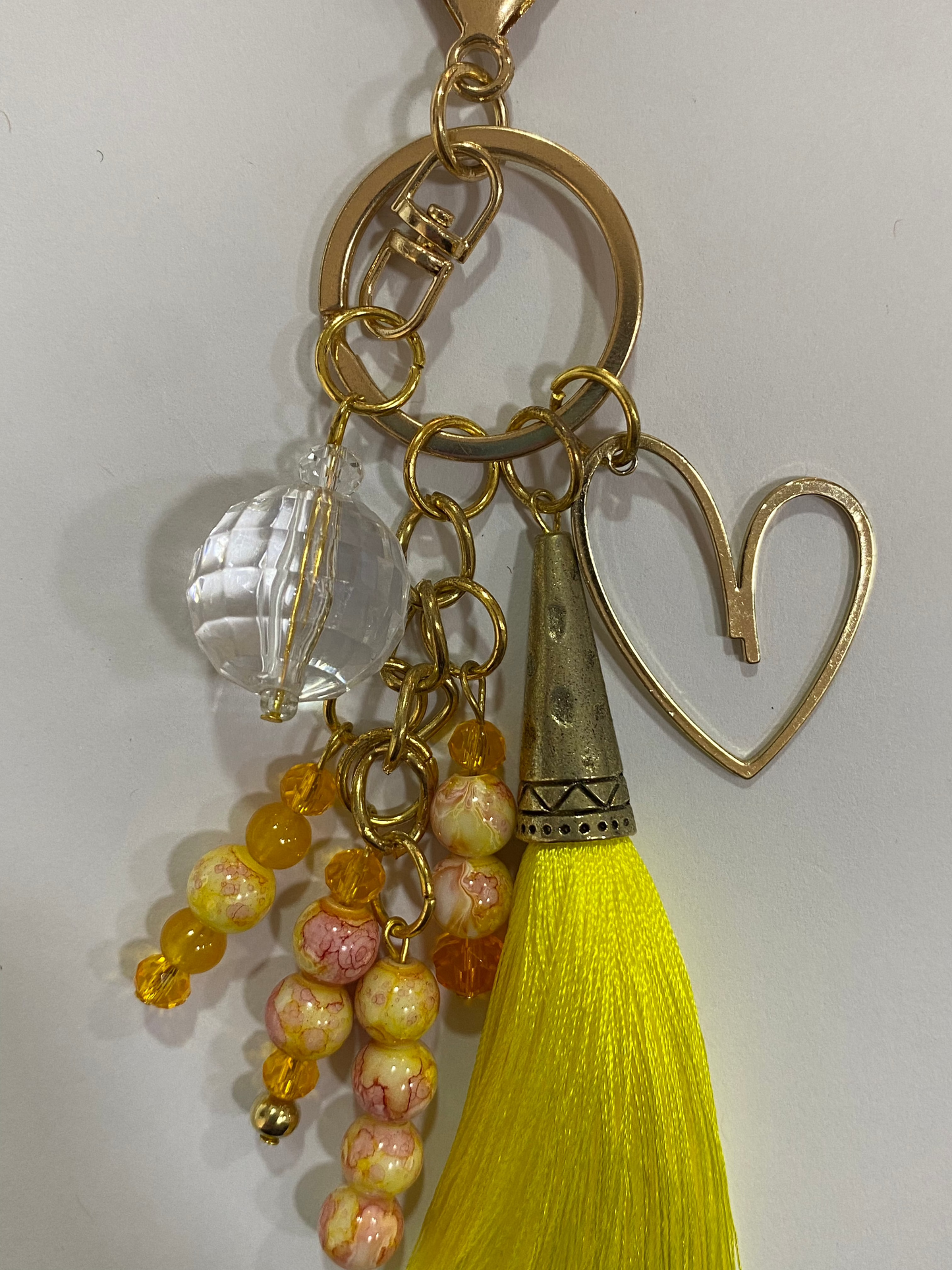 Llavero en tonos amarillos con corazón bañado en oro y cristal dorados