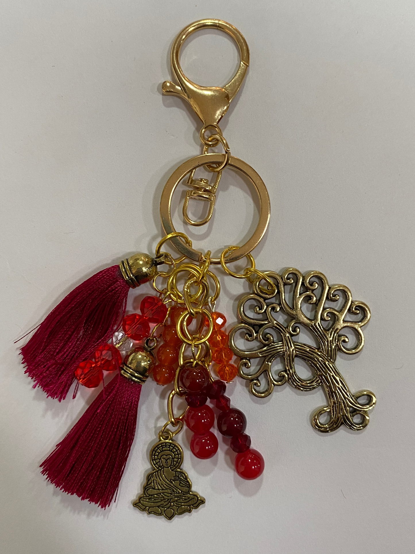 Llavero en tonos rojos con árbol de la vida y buda