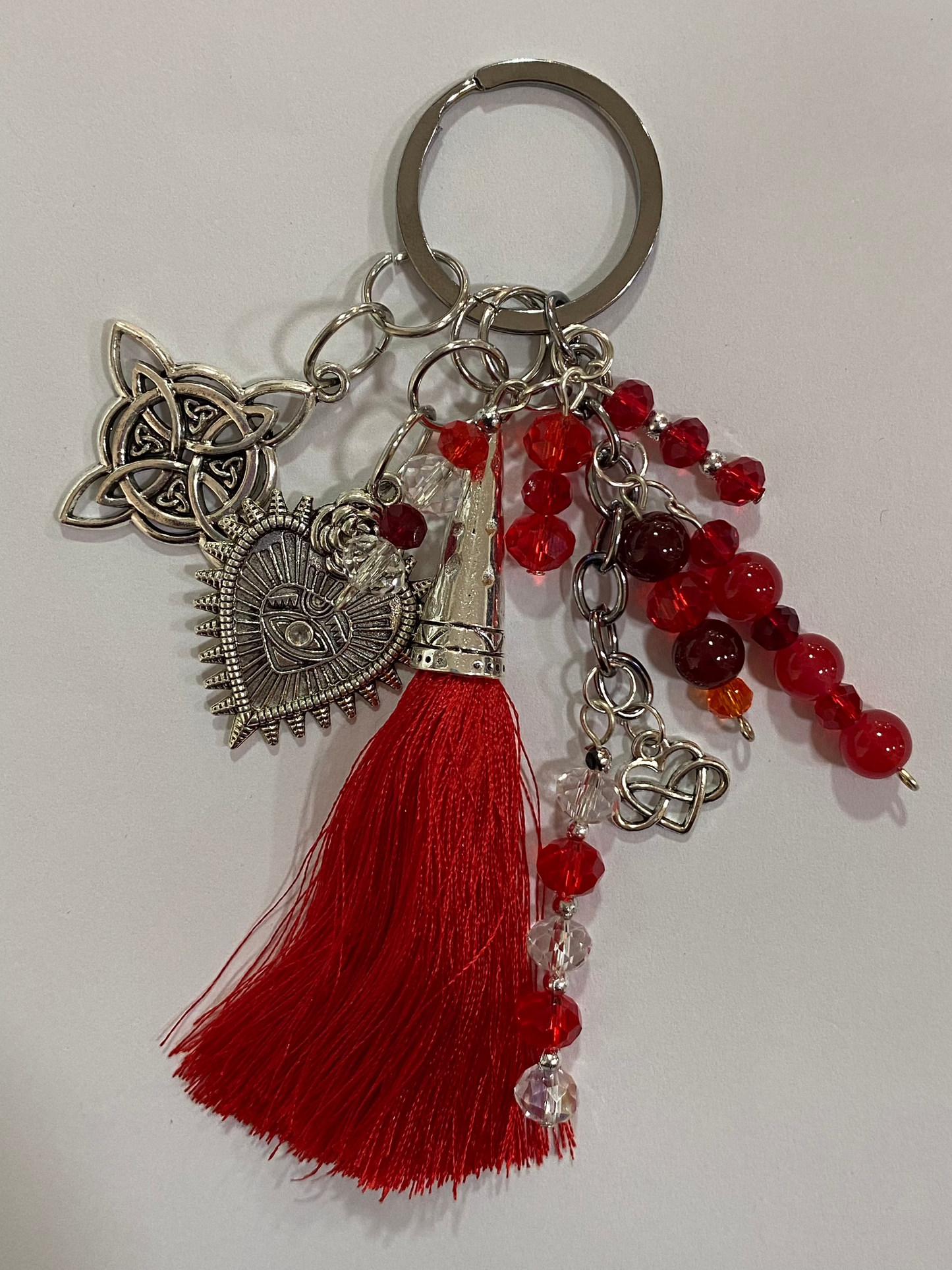 Llavero en tonos rojos con corazón y nudo de bruja