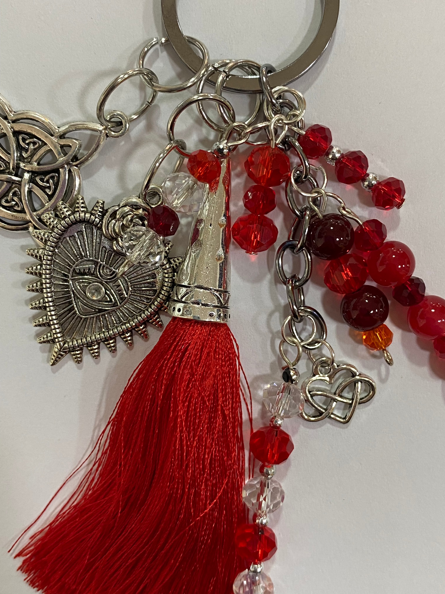 Llavero en tonos rojos con corazón y nudo de bruja