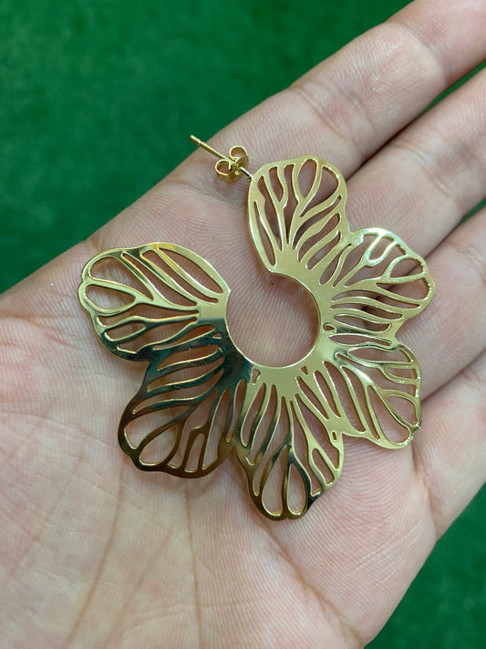 Aros de flor con baño en oro
