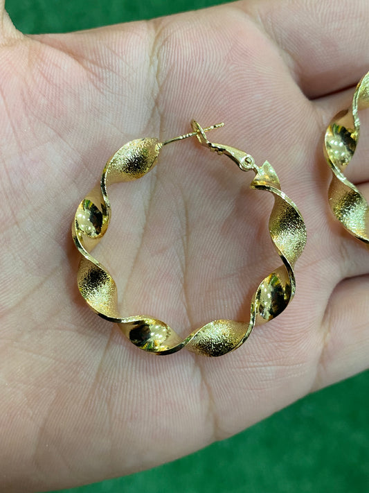 Argollas enroscadas doradas con baño en oro