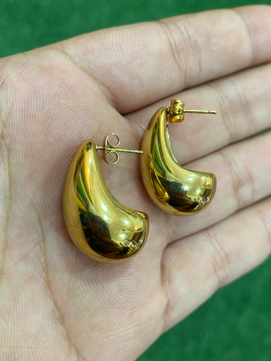 Aros de gotas doradas en acero