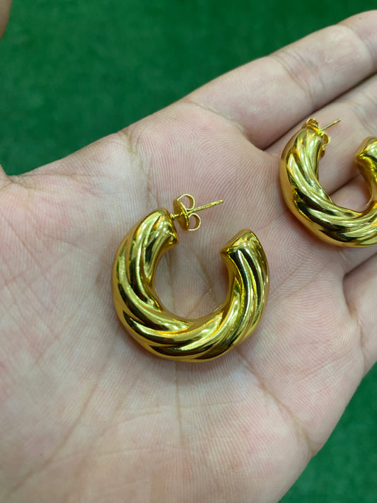 Argollas con textura doradas en acero