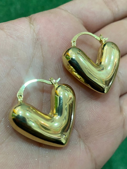 Aros en forma de corazón con baño en oro
