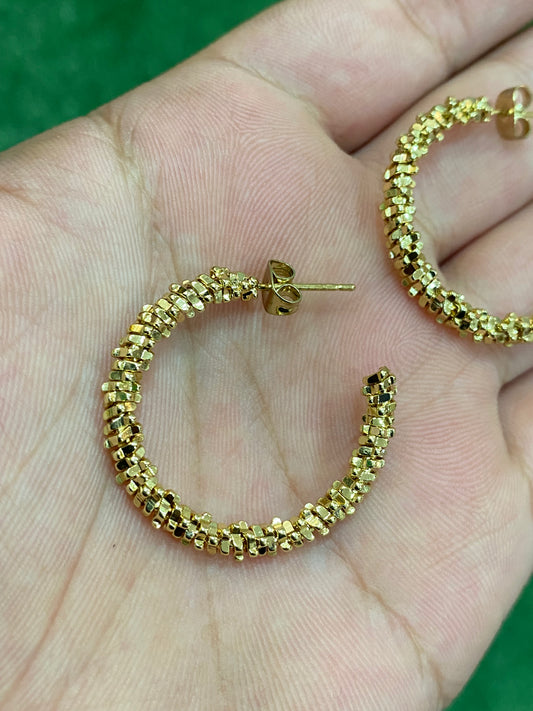 Argollas texturizadas con baño en oro doradas
