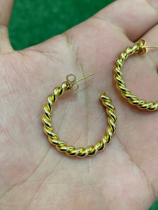 Argollas trenzadas doradas con baño en oro
