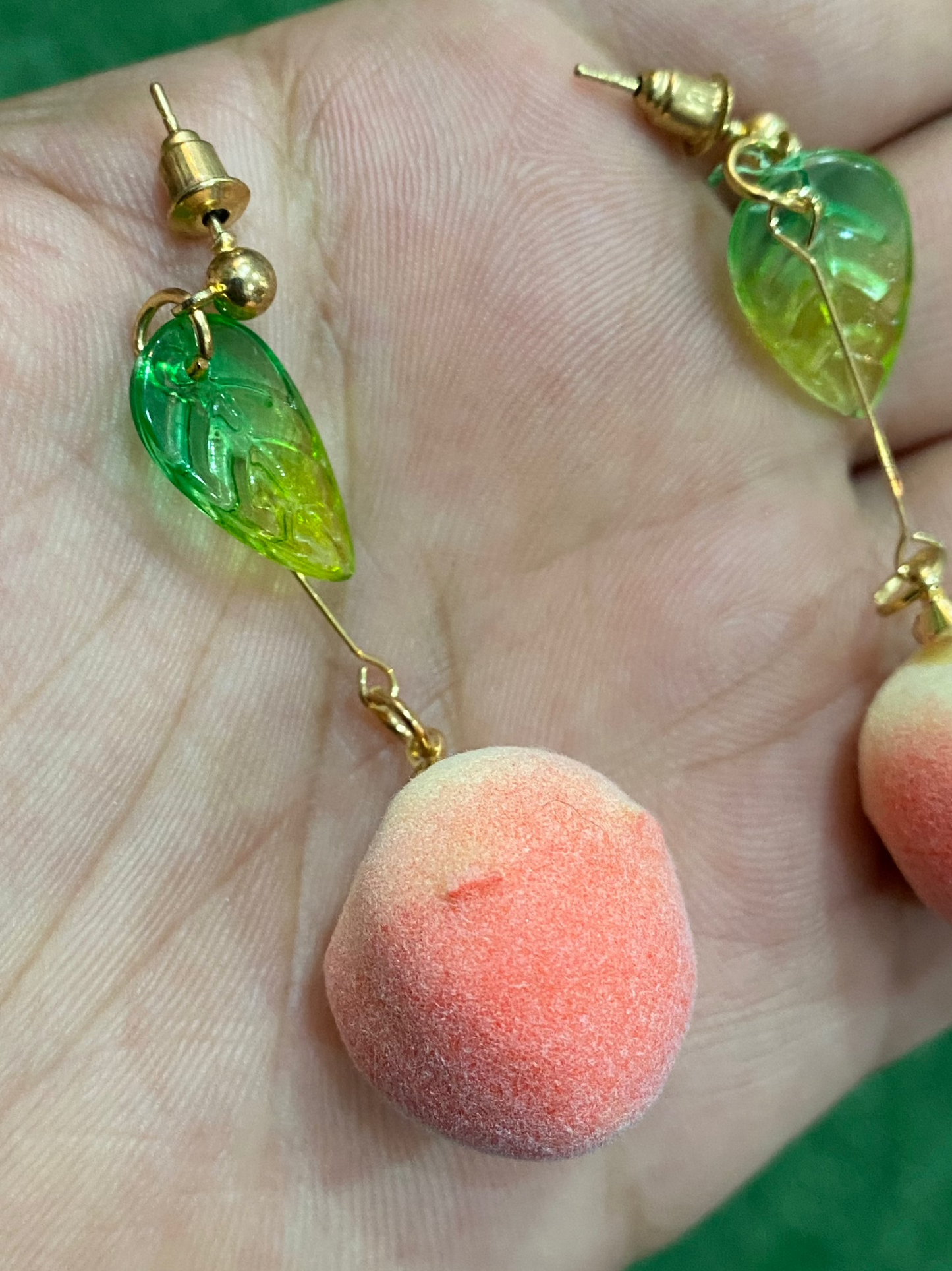 Aros de durazno aterciopelados en material fantasía