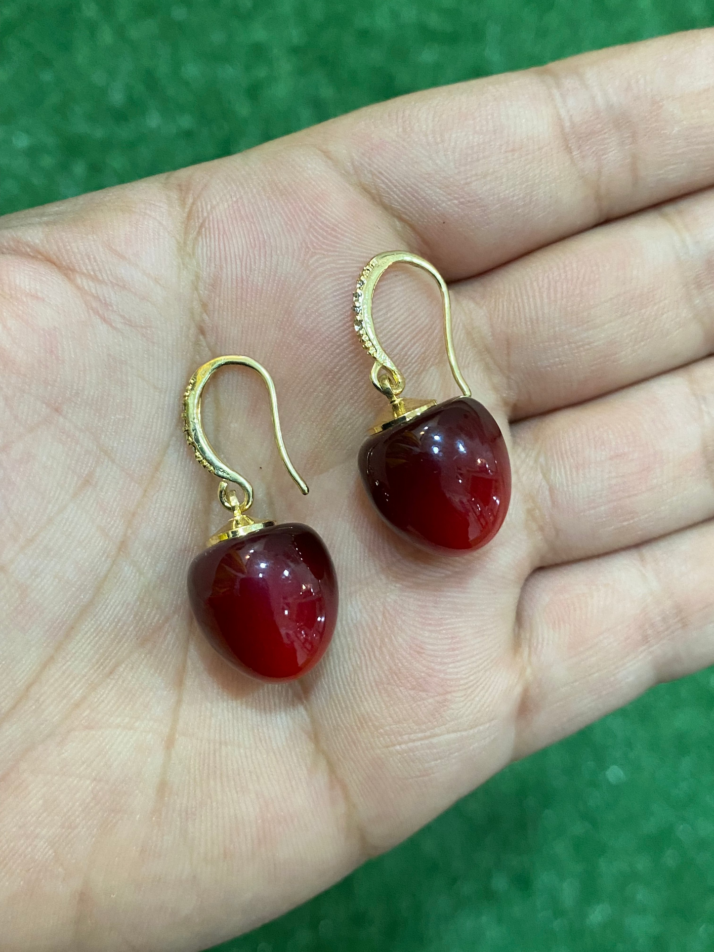 Aritos de cereza con gancho dorado