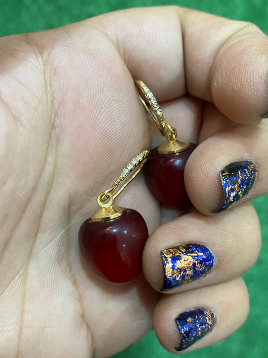 Aritos de cereza con gancho dorado