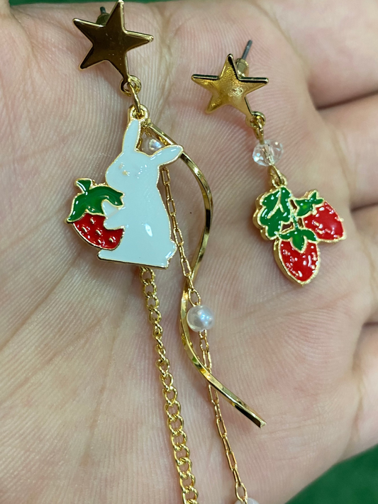 Aros largos de conejo con fresas dorados