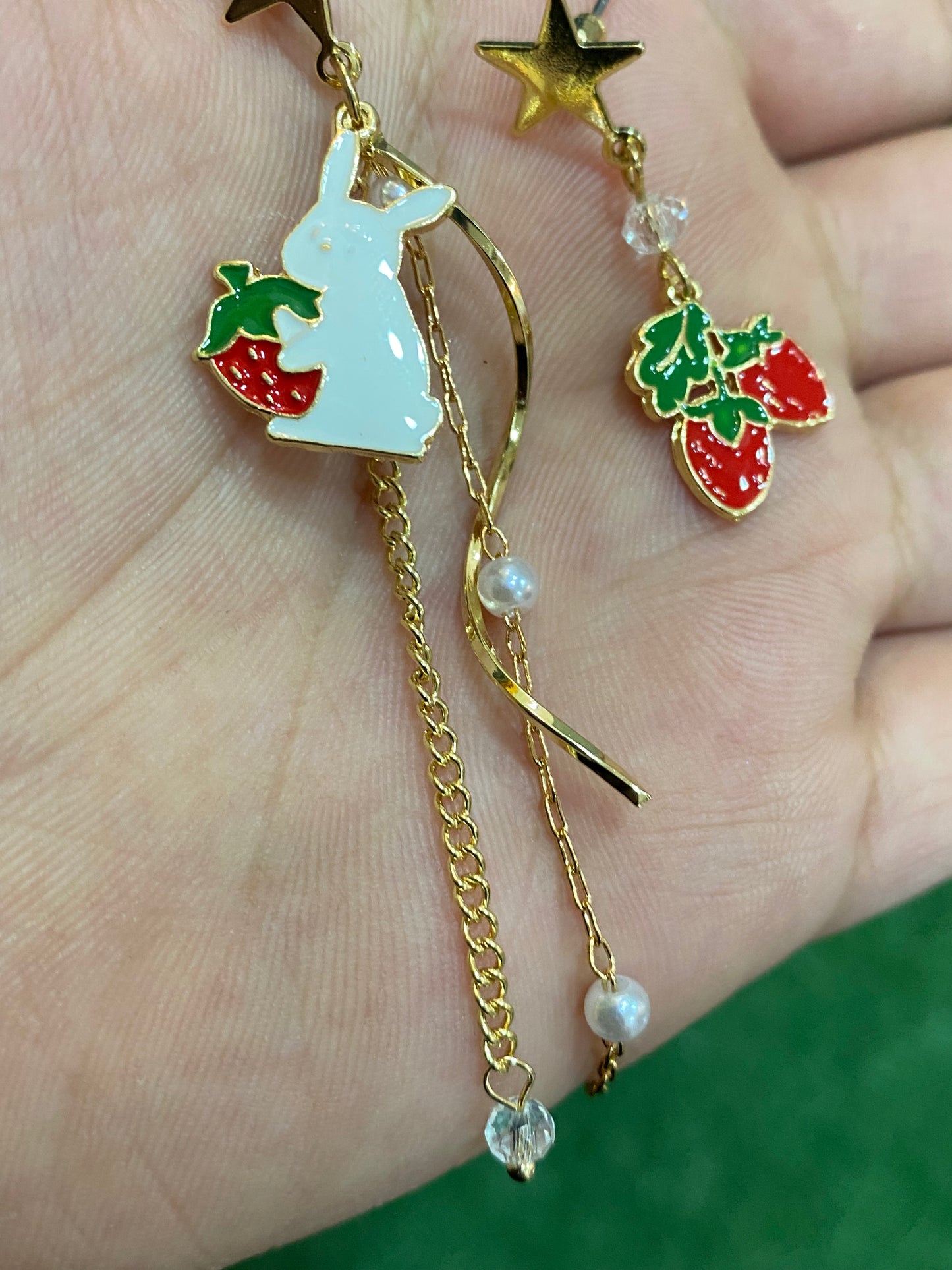 Aros largos de conejo con fresas dorados