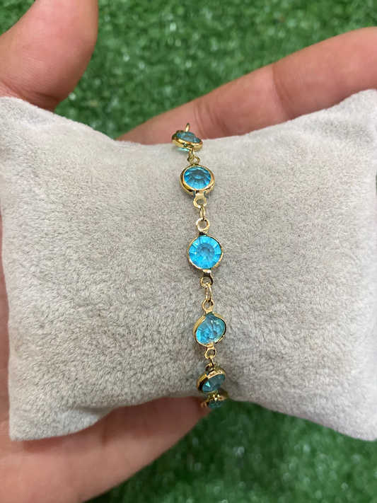 Pulsera dorada con cristales celestes con baño en oro