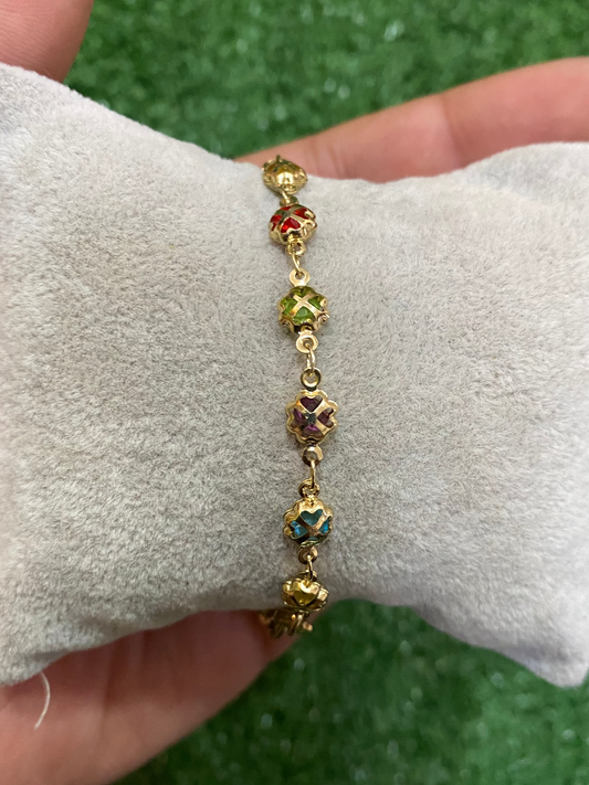 Pulsera dorada con cristalería de colores en baño con oro