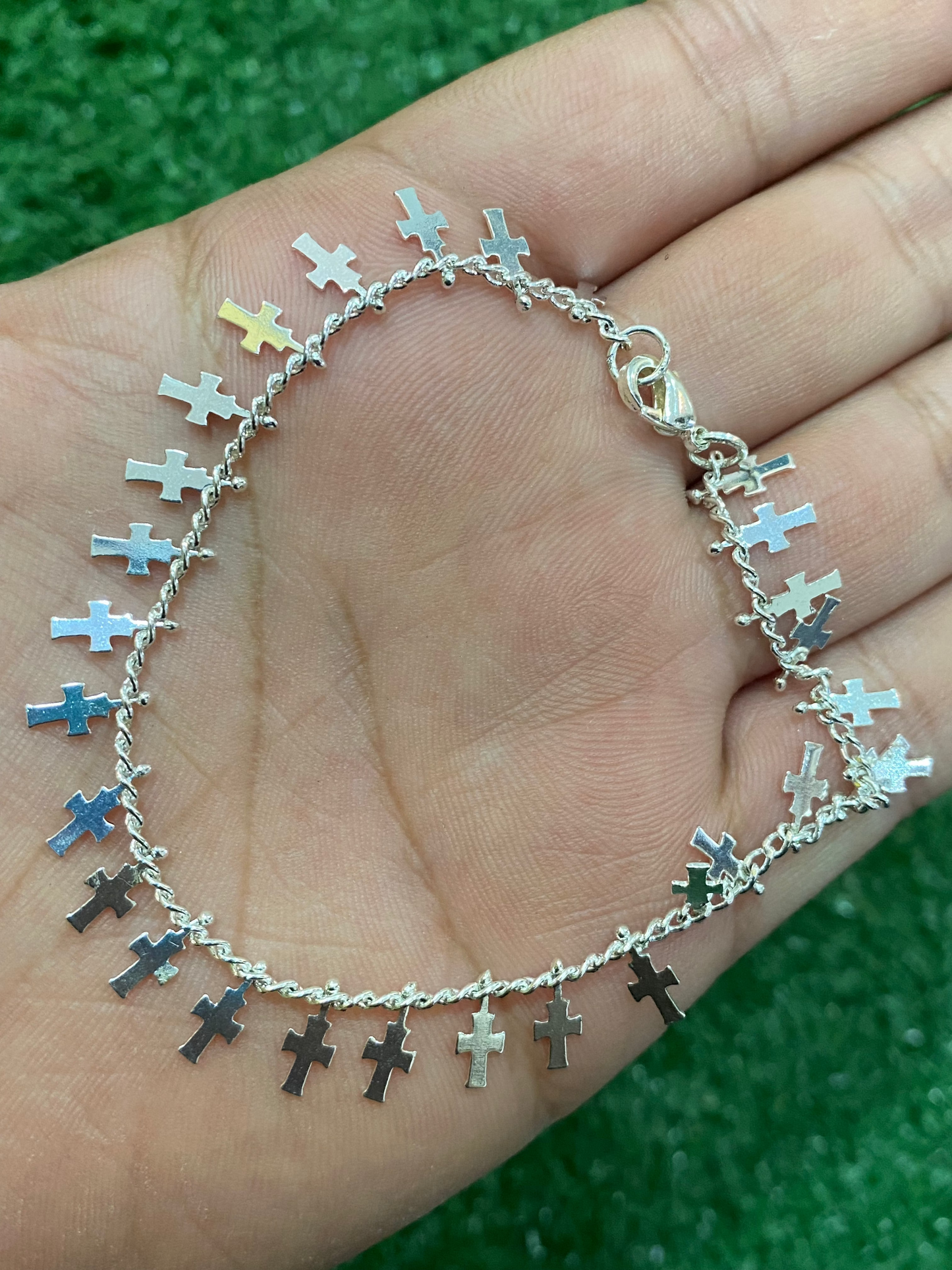 Pulsera plateada de cruces con baño en plata