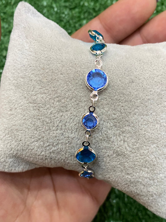 Pulsera plateada con cristalería azul en baño de plata
