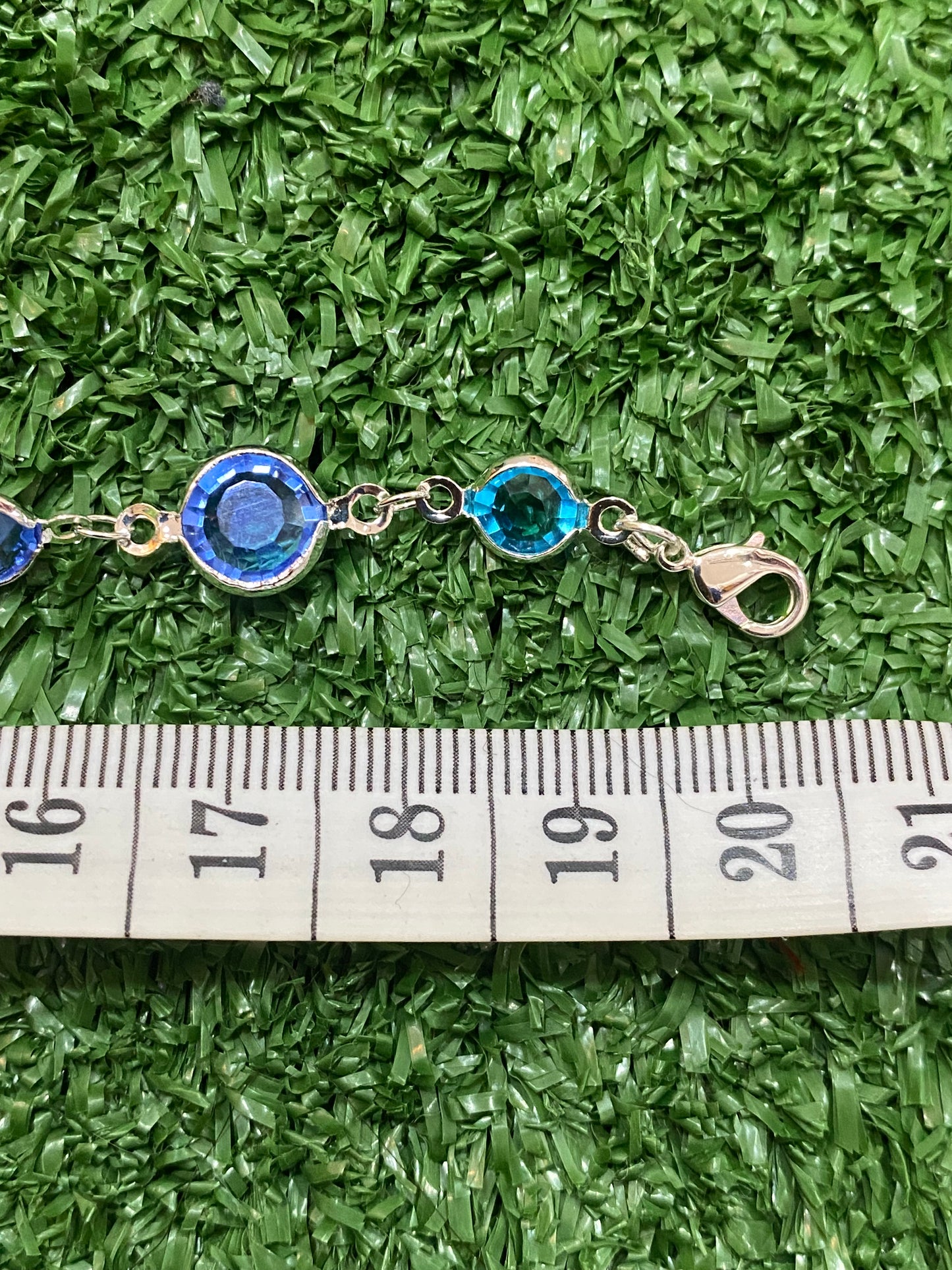 Pulsera plateada con cristalería azul en baño de plata