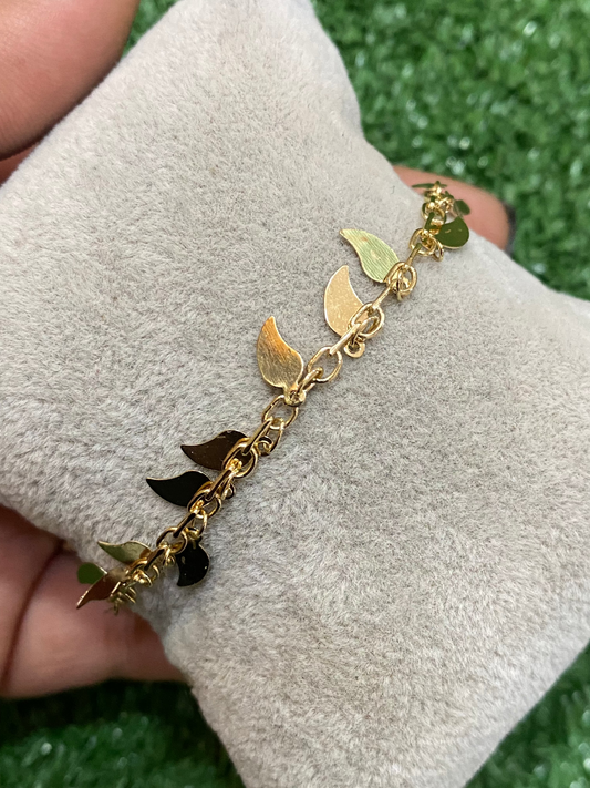 Pulsera dorada de hojas con baño en oro