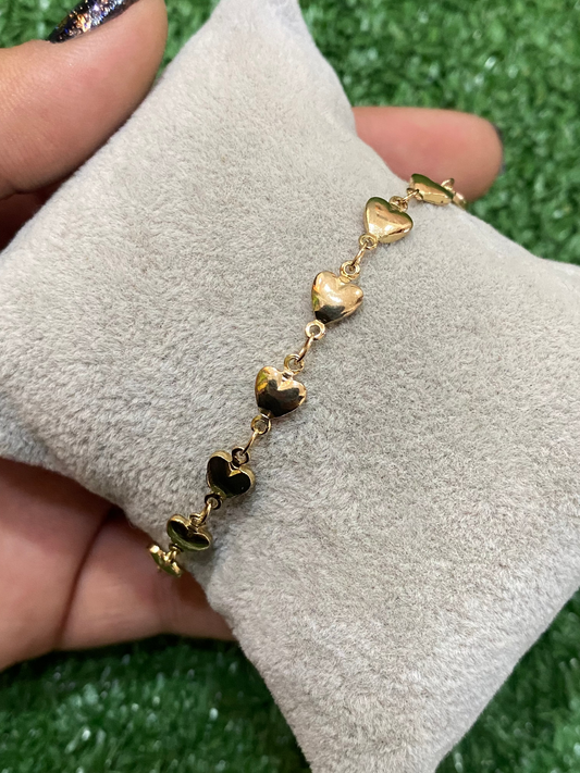 Pulsera de corazones dorada con baño en oro