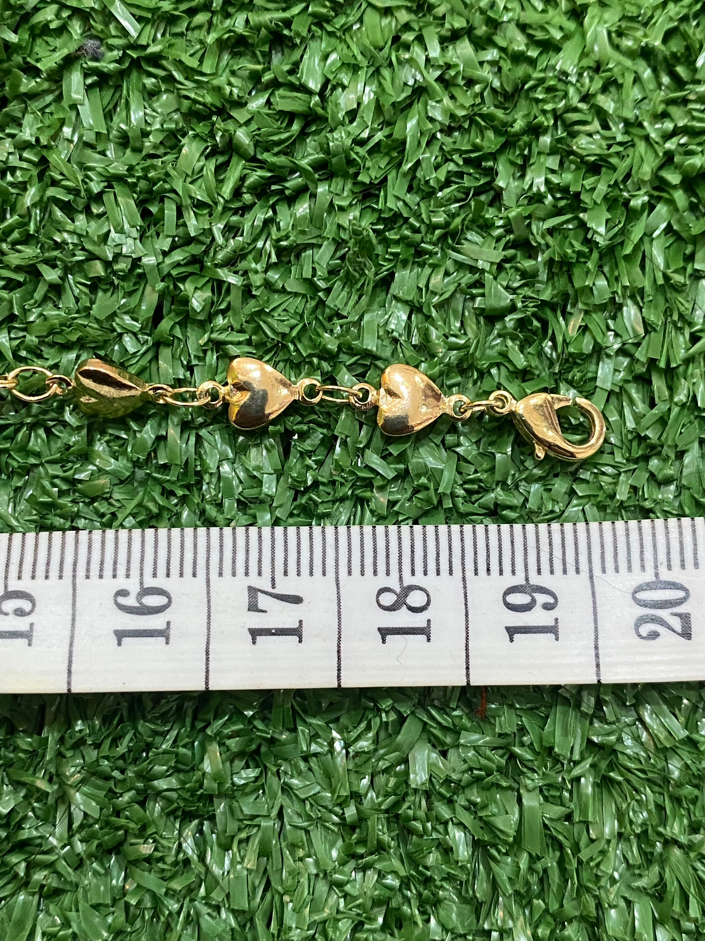 Pulsera de corazones dorada con baño en oro