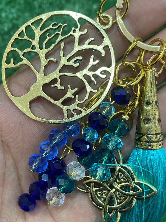 Llavero en tonos azules con pieza central árbol de la vida