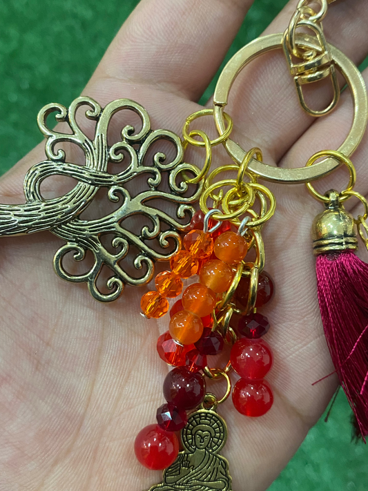 Llavero en tonos rojos con árbol de la vida y buda