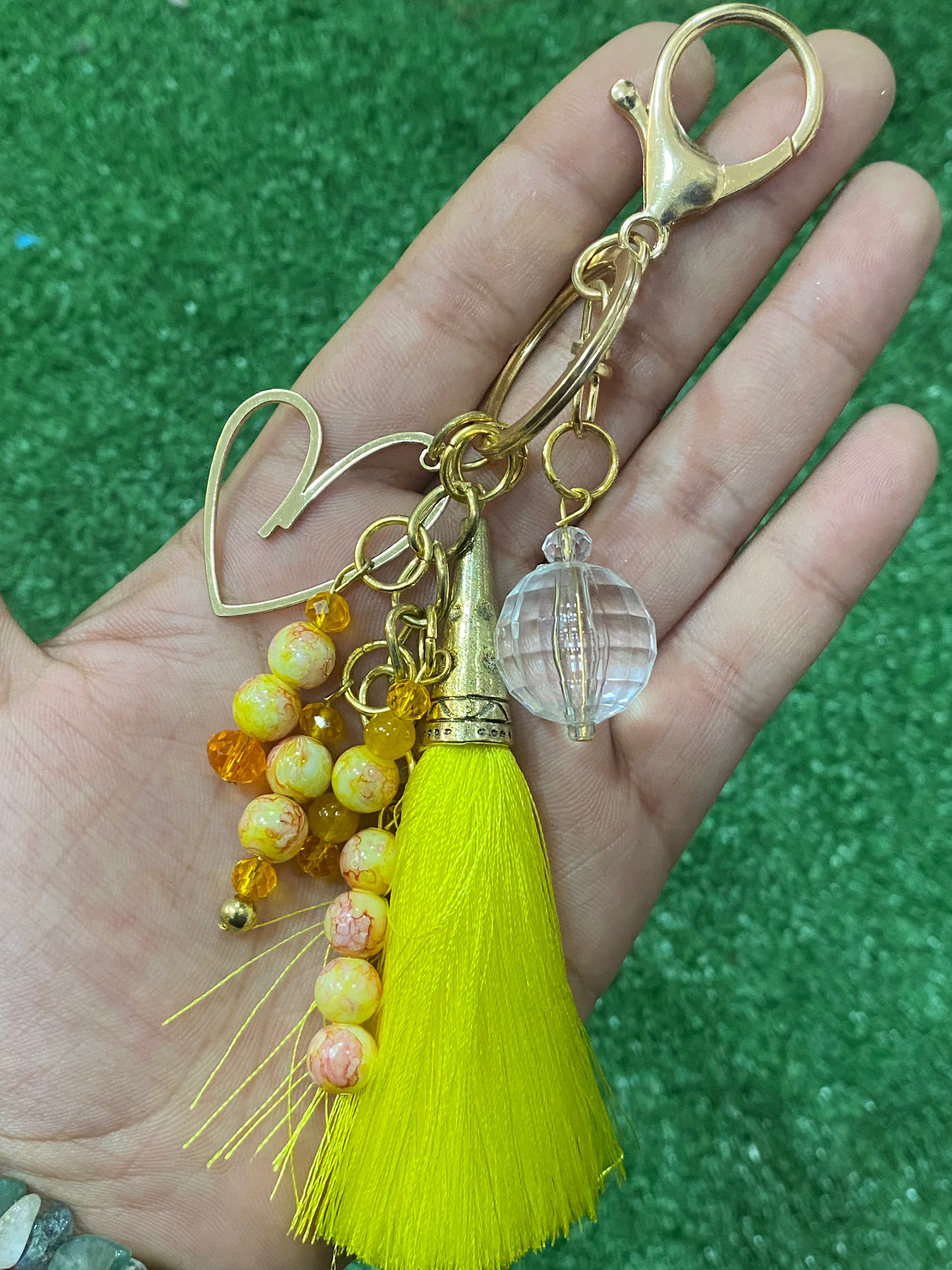Llavero en tonos amarillos con corazón bañado en oro y cristal dorados