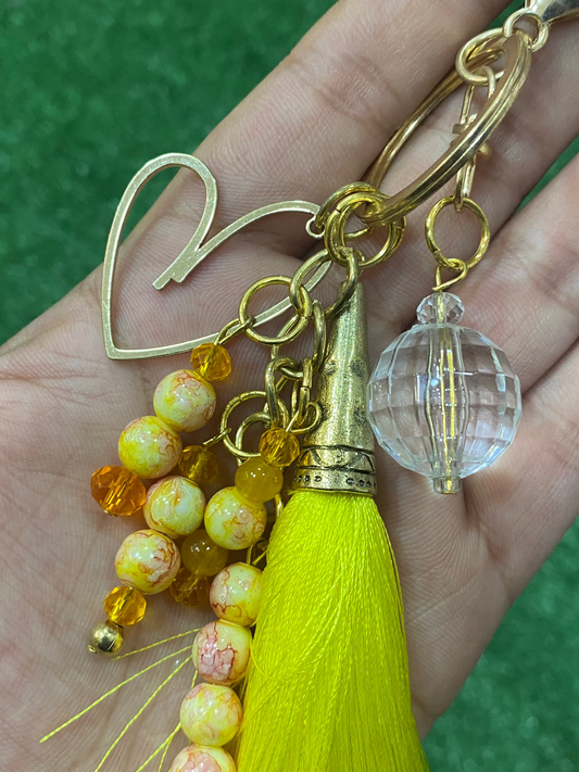 Llavero en tonos amarillos con corazón bañado en oro y cristal dorados
