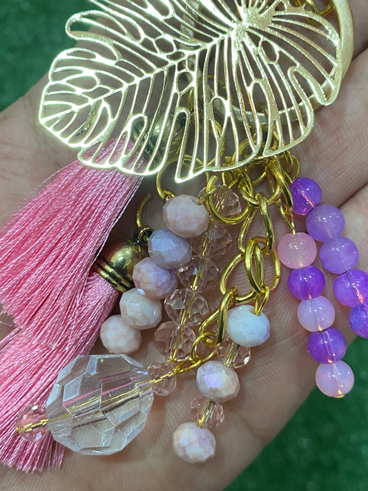 Llavero en tonos lilas y rosas con hoja central