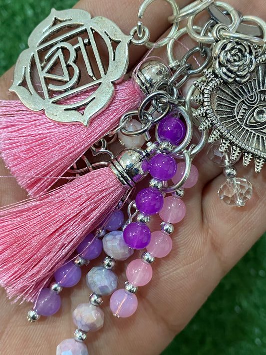 Llavero en tonos lilas y rosas con corazón y chakra